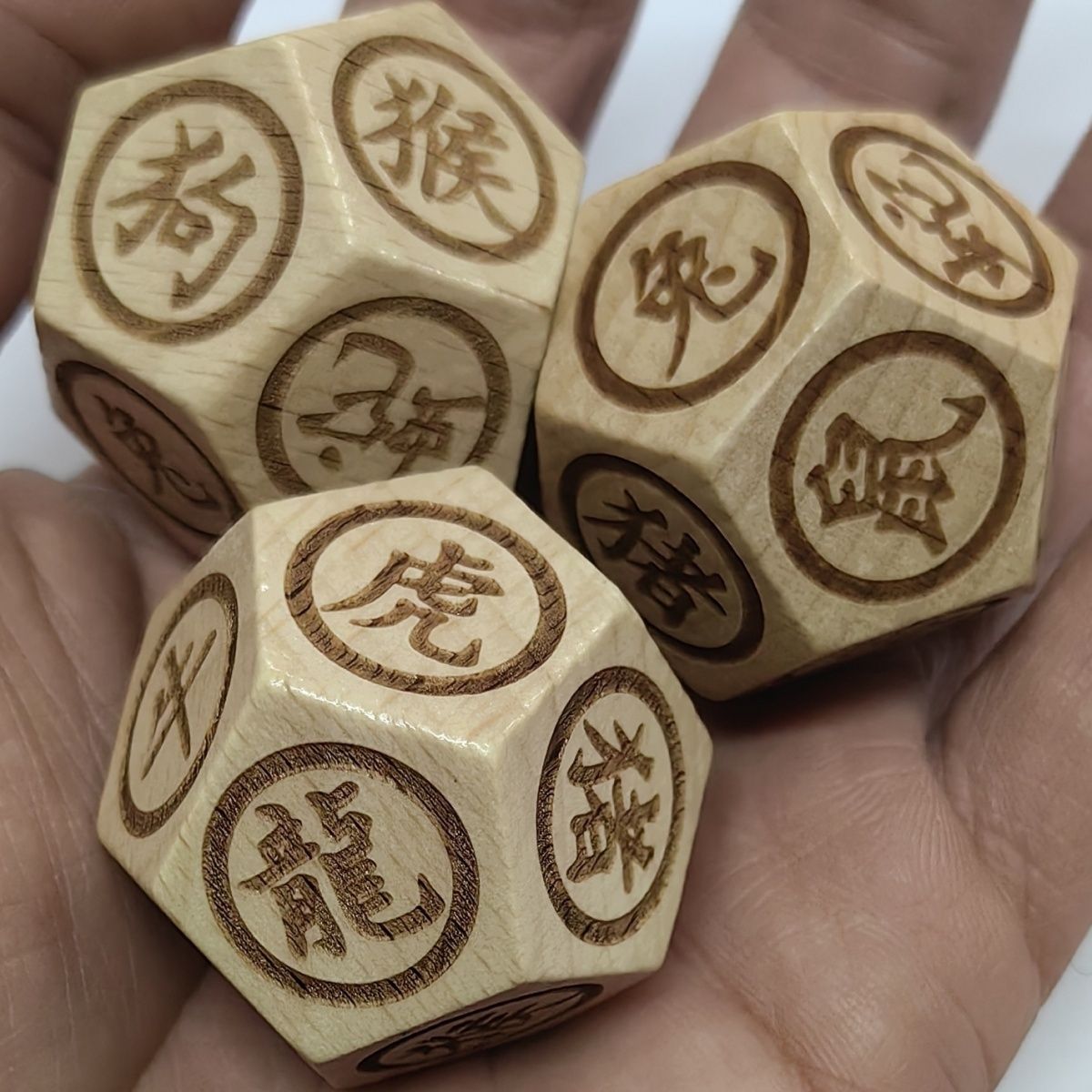Set van 12 houten dobbelstenen - Zodiac Party Games recensie en prijs