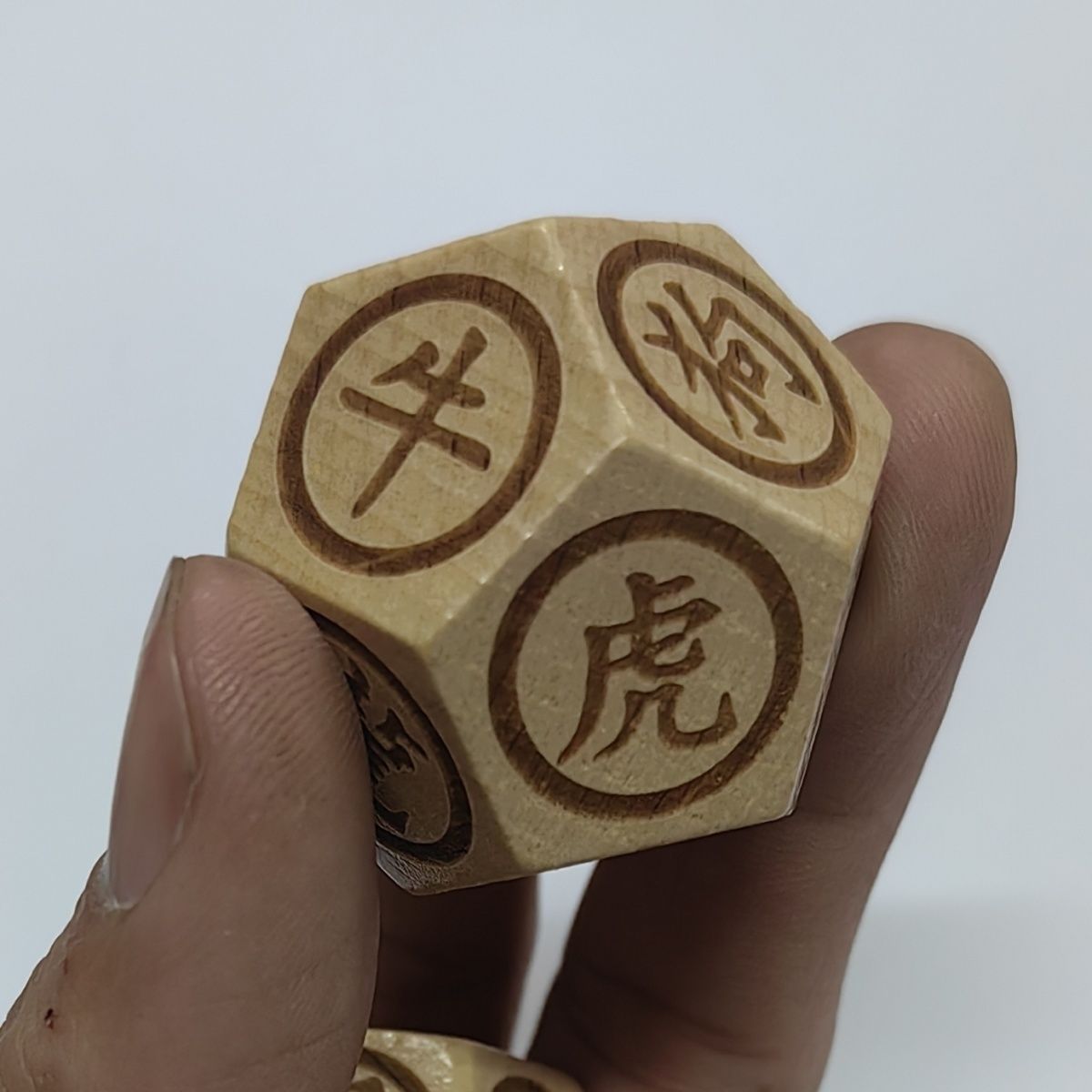 Set van 12 houten dobbelstenen - Zodiac Party Games recensie en prijs